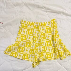 Stylish Groovy Yellow Patterned Women's Skorts